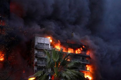 Las llamas devoran un edificio en el barrio de Campanar, a 22 de febrero de 2024, en Valencia, Comunidad Valenciana (España).