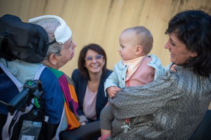 Tres generacions. La Maria Alba, amb la seua neta Mar i la Judit, la filla. En segon terme, l’Alba. - ARXIU FAMLIAR