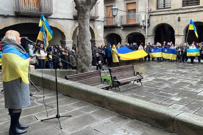 Una persona de la comunidad ucraniana de Guissona (Segarra) dirigiéndose a los concentrados coincidiendo con el segundo aniversario del inicio de la invasión rusa en Ucrania.