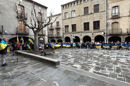 El alcalde de Guissona, Jaume Ara, durante su parlamento a la concentración llevada a cabo coincidiendo con el segundo aniversario del inicio de la invasión rusa en Ucrania.