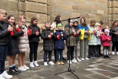 Varios niños cantando una canción con velas en las manos a la concentración llevada a cabo en Guissona (Segarra) coincidiendo con el segundo aniversario del inicio de la invasión rusa en Ucrania.