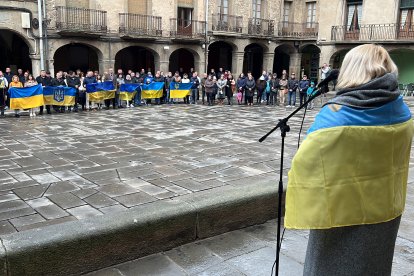 Una representante de la comunidad ucraniana de Guissona (Segarra) participando en la concentración que se ha llevado a cabo coincidiendo con el segundo aniversario del inicio de la invasión rusa.
