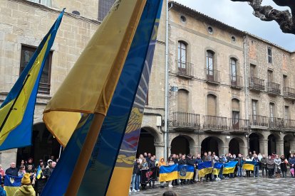 Banderas ucranianas a la concentración llevada a cabo en Guissona (Segarra) coincidiendo con el segundo aniversario del inicio de la invasión rusa en Ucrania.