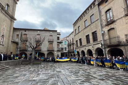 Centenares de personas participando en una concentración llevada a cabo en Guissona (Segarra) coincidiendo con el segundo aniversario del inicio de la invasión rusa en Ucrania.