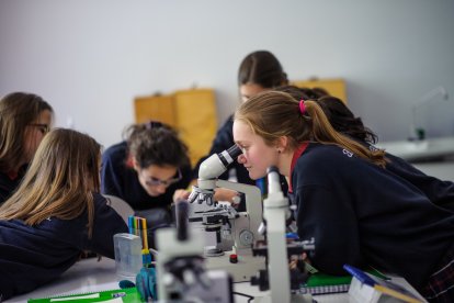 Alumnes de Secundària a l’aula de laboratori a Arabell.