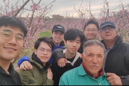 Un grup de turistes xinesos ahir a Aitona. - A.A.