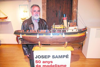 Josep Sampé amb un Sanson ple de petits detalls amb el qual ha guanyat molts premis. - LAIA PEDRÓS