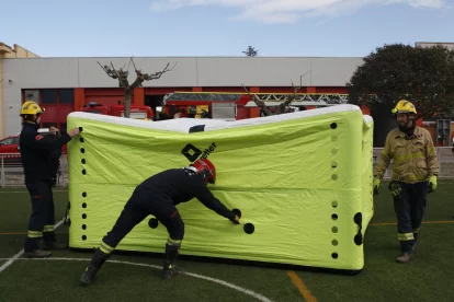 Els Bombers de Lleida ja compten amb el primer matalàs de salt per a rescats - AMADO FORROLLA