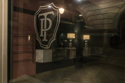 Al hall del Principal sempre hi ha un llum encés que sembla vulgui guardar tota la història del teatre, ara tancat.