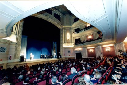Aniversari del Principal. El teatre, ple de gom a gom per commemorar els cinquanta anys.