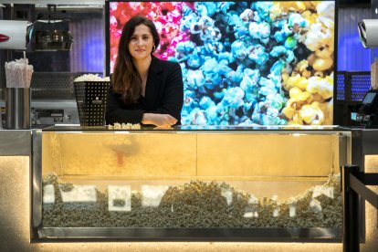 Jove i compromesa amb el clan. La Montse Cortada, al dispensador de crispetes dels cinemes JCA.
