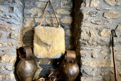 Una motxilla de pastor feta amb pell d'ovella