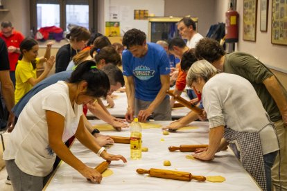 El proceso de la elaboración de las ‘orelletes’ que se destinaron a la carrera que tuvo lugar el pasado domingo.