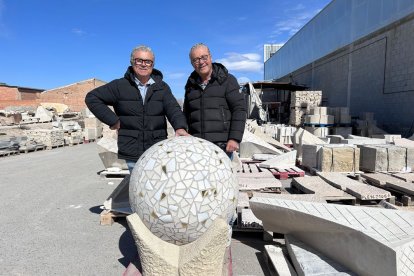 Els germans Balagué al seu taller de Juneda amb algunes de les peces ja tallades que lluiran a la Sagrada Família de Barcelona. - MAITE FUSTÉ