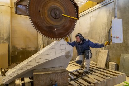 Un operari amb una peça per al temple