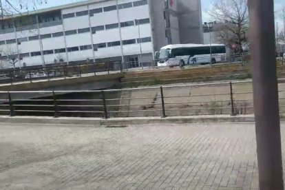 El fanal amb el cablejat solt es troba en aquest passeig, a prop del Parc de l'Aigua i de l’hospital maternoinfantil Sant Joan de Déu.