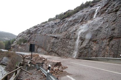 L’N-260 a Collegats, a la imatge parcialment neta, va quedar tallada i avui s’inspeccionarà.