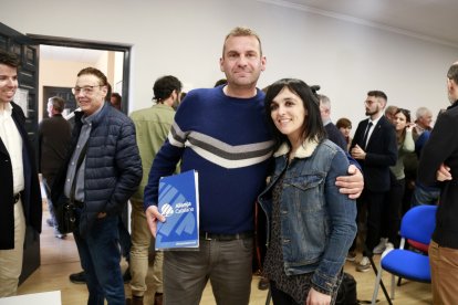 El concejal de Aliança Catalana en Ribera d'Ondara, Albert Puig, con la alcaldesa de Ripoll, Sílvia Orriols