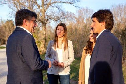 Puigdemont conversación con Jeannine Abeja, Mònica Sales i Salvador Vergés, cabeza de lista territoriales de Juntos por el 12-M