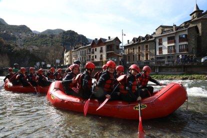 Turistes al Parc d’Aventura de Rialp.