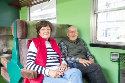 Un grup d’amics de Sant Pere de Ribes que no es van voler perdre el primer trajecte de la campanya.