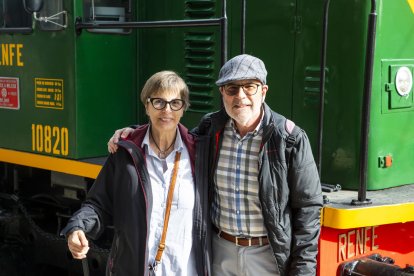 Un grup d’amics de Sant Pere de Ribes que no es van voler perdre el primer trajecte de la campanya.