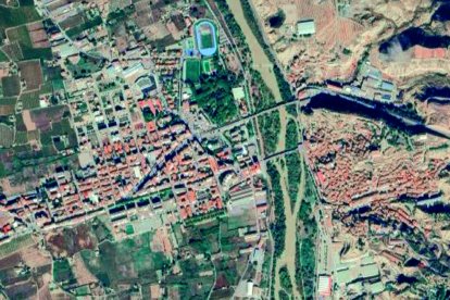 2024. El salto a la margen derecha. Parte de la huerta que se cultivaba un siglo atrásaparece ahora ocupada por edificios que también invaden parte del cauce original.
