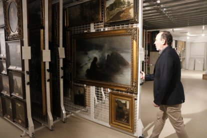 El director de Museo Morera, Jesús Navarro, muestra obras almacenadas en el nuevo equipamiento.