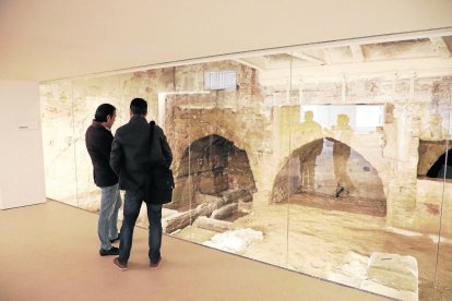 Obres de Ton Sirera (esquerra) i Leandre Cristòfol, dos dels noms propis del museu.