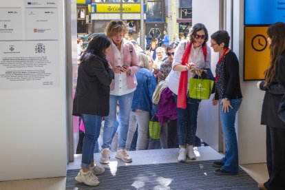 Els primers visitants del Museu Morera a la seu definitiva de Rambla Ferran.