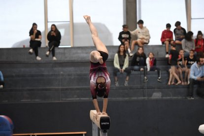 Una gimnasta del Club Gimnàstic Lleida, ahir en l’exercici de barra