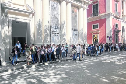 Es va formar una llarga cua per entrar al nou Morera / Gerard Hoyas
