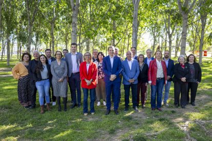 Ordeig, amb els membres de la llista del PSC per Lleida. - JORDI ECHEVARRIA