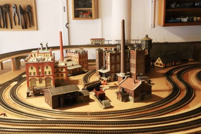 El col·leccionista de l’Albi Josep Garriga amb un dels joguets antics relacionats amb el ferrocarril.