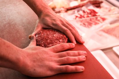El Saül protagonitza a la Carnisseria Boté un dels escassos casos de relleu generacional del sector al Pallars.