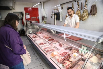 El Saül protagonitza a la Carnisseria Boté un dels escassos casos de relleu generacional del sector al Pallars.