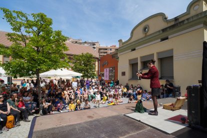 La Compagnia Samovar va oferir el seu espectacle en una caravana.