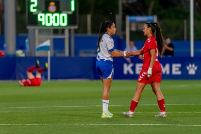 Evelyn saluda Simona Botero una vegada finalitzat el duel.. - PAU PASCUAL