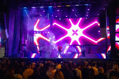 L’orquestra Jamaica va actuar en un dels escenaris preparats en els Camps Elisis