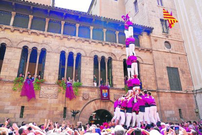 Los Castellers de Lleida brillaron en su actuación en la plaza Paeria.