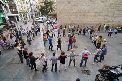 Baladrers enseñó danzas colectivas y bailes ochocentistas al ritmo de música folk