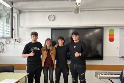 Alumnes del Montsuar i altres de locals al centre de Viljandi (Estònia).