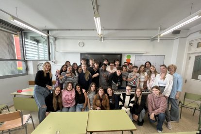 Alumnes del Montsuar i altres de locals al centre de Viljandi (Estònia).