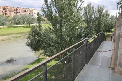 Uno de los accesos cerrados a la canalización del río Segre en Lleida