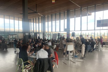 Un centenar de persones van gaudir d'un vermut electrònic a l'aeroport d'Alguaire.