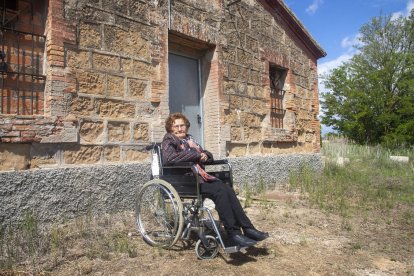 Soledat Llosada con más de 100 años delante de la ‘casilla’.