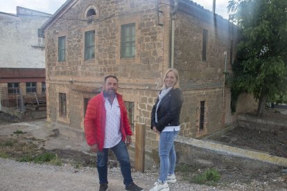 El casiller Josep Villuendas amb els seus dos fills Carme i Jordi en una foto d’arxiu. - ARXIU FAMÍLIA VILLUENDAS