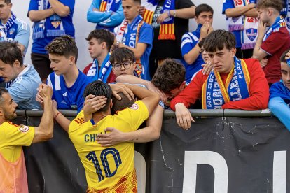 Chuli s’abraça amb un dels molts aficionats blaus desplaçats que van acabar entre llàgrimes per l’eliminació.. - JORDI ECHEVARRIA