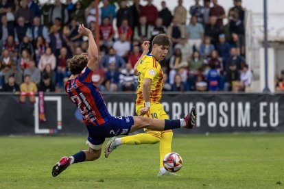 Mateo Enríquez rep l’entrada del local Satoca. - JORDI ECHEVARRIA