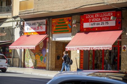 Façana de la botiga a Príncep de Viana amb el cartell del traspàs.. - MAGDALENA ALTISENT